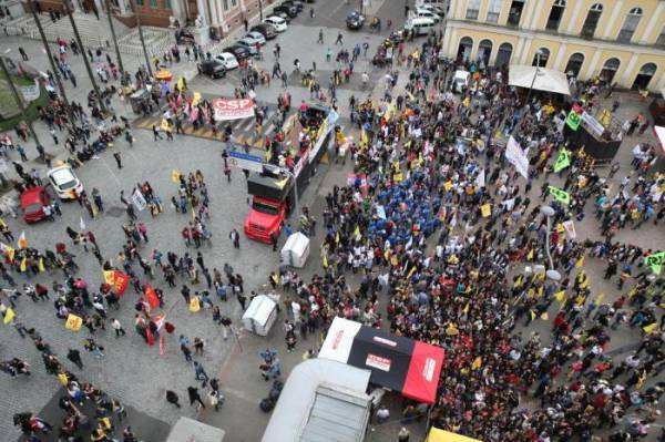 Servidores estaduais protestam contra atraso de salários em Porto Alegre