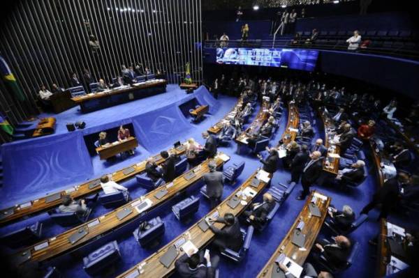 Senado aprova PEC que veda coligações e cria cláusula de desempenho