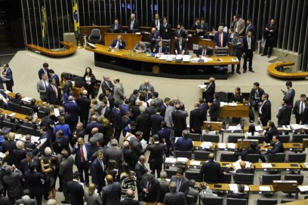 Câmara aprova criação de fundo com dinheiro público para financiar campanhas