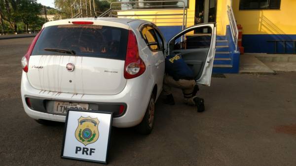 PRF prende dois jovens com carro clonado na BR 158 em Cruz Alta