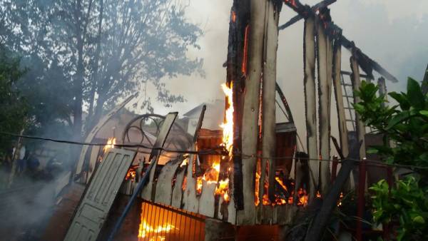 Casa é consumida por incêndio em Ijuí 