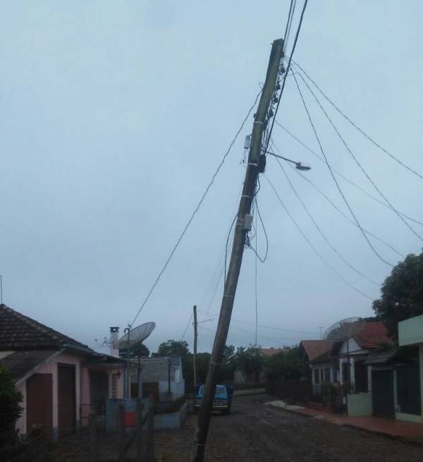 Poste em situação precária deixa moradores sem energia elétrica a mais de 24h