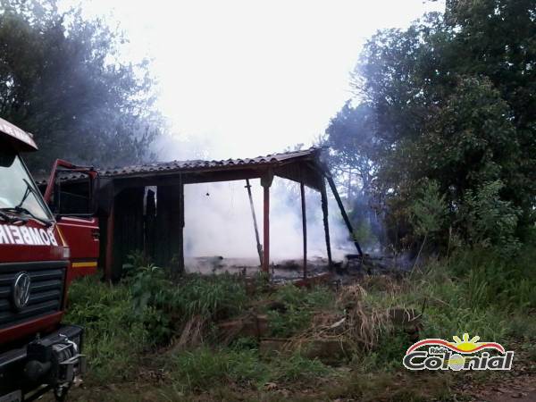 Corpo de Bombeiros combate incêndio na localidade de Caravágio