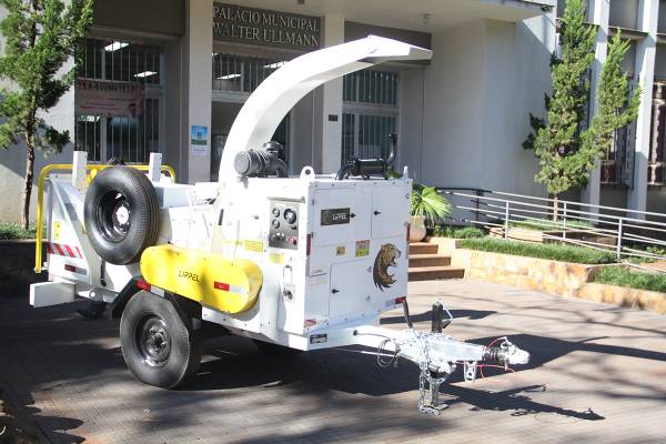 Prefeitura adquire triturador de galhos e resíduos de podas