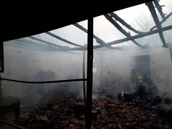 Família perde parte de uma casa em incêndio na localidade de Eldorado