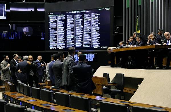 Por 251 votos a 233, Câmara rejeita enviar ao STF segunda denúncia contra Temer