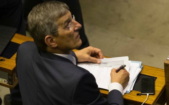 Perondi é fotografado com lista de valores durante votação de denúncia contra Temer