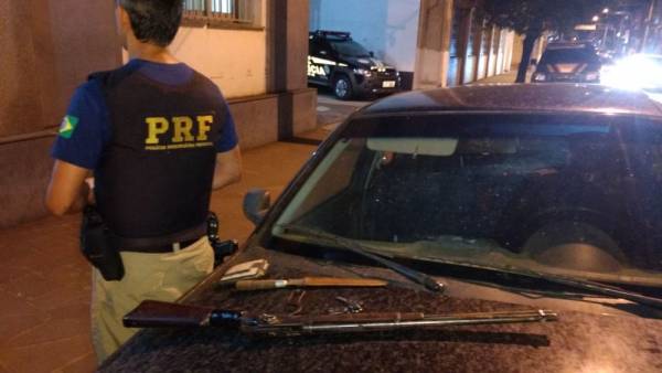 Homem armado é preso após tentar atropelar policiais rodoviários em São Borja
