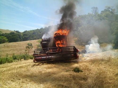 Colheitadeira incendiou durante safra de trigo no interior de Crissiumal