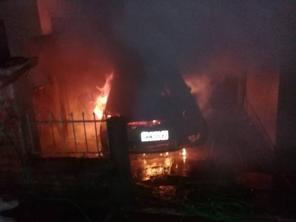 Carro é incendiado em residência em Santiago
