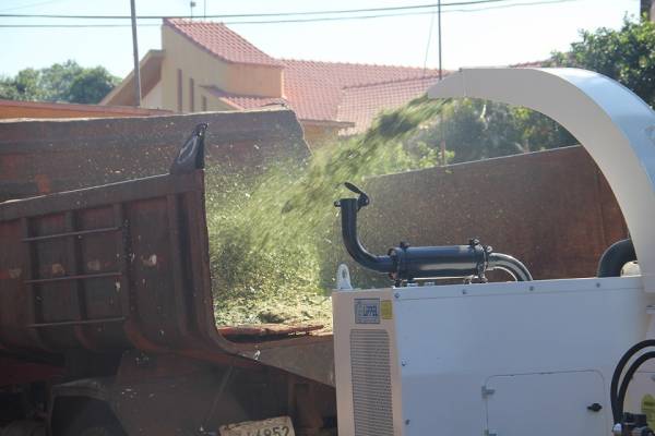 Triturador de galhos começa a ser utilizado pela equipe de limpeza da Prefeitura