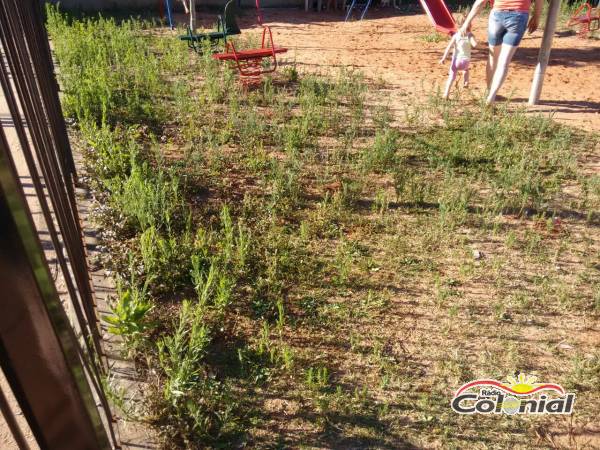 Munícipes reclamam de inços e banheiros fechados na praça do bairro Oriental