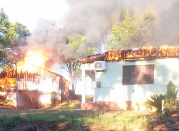 Homem é detido acusado de atear fogo na própria casa em Augusto Pestana