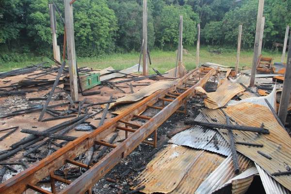 Vândalos colocam fogo em prédios do Cigres