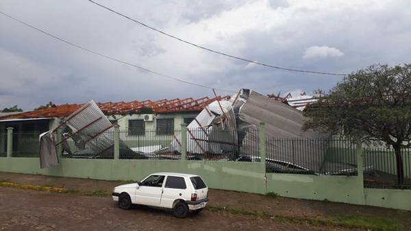 Ventania destelha residências e bloqueia trânsito no Norte do Rio Grande do Sul
