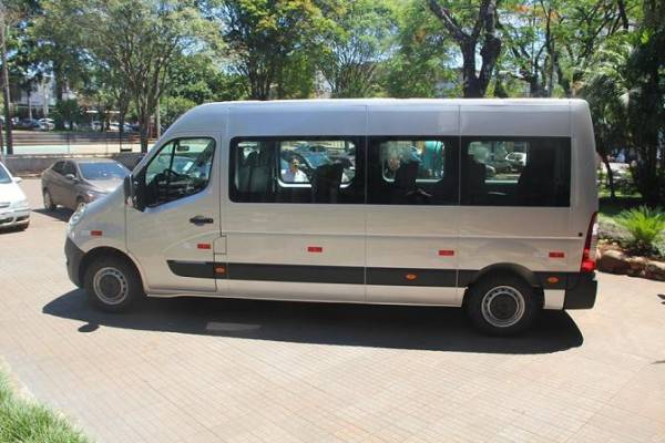 Prefeitura adquire novo micro ônibus da Renault para transportar pacientes