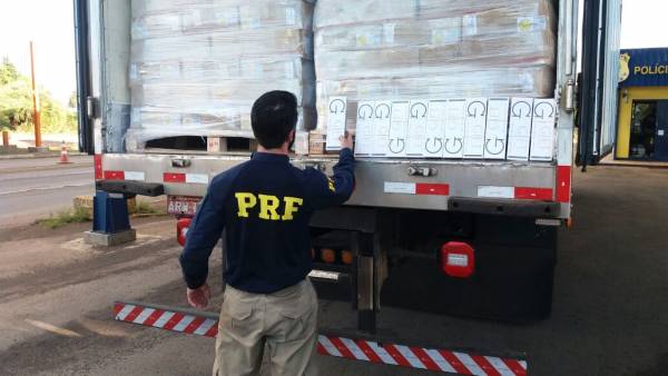PRF apreende cigarro contrabandeado em carga de frango no Norte do Estado