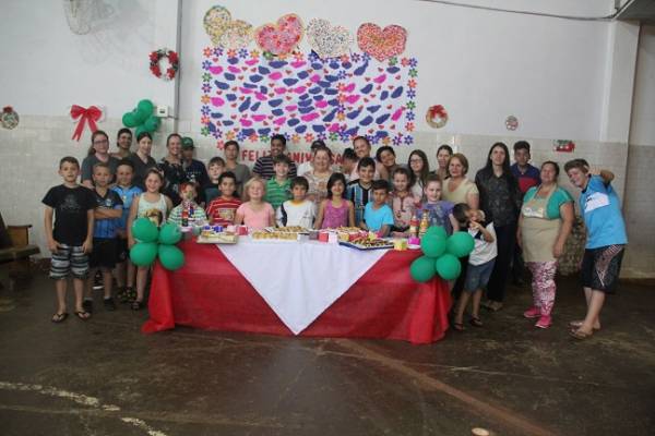 Crianças e adolescentes comemoram aniversário na Casa da Cidadania