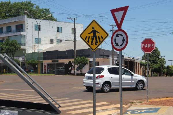 Empresa começa a instalar novas rotatórias e lombadas físicas