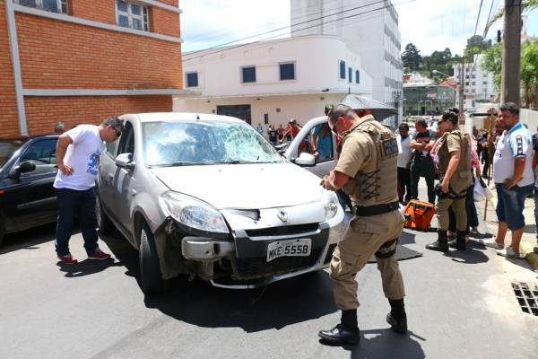 Motorista que invadiu calçadão e atropelou seis pessoas morre no hospital