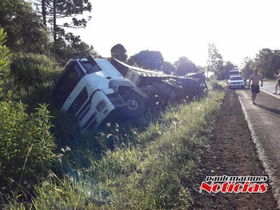 Carreta sai da pista e tomba na BR-472 em Três de Maio