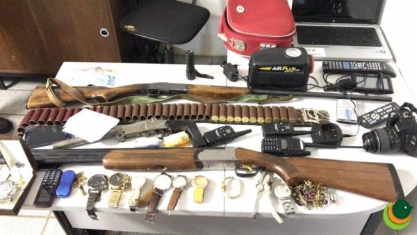 BM e PRF em ação: joias, armas e quatro veículos roubados são recuperados após prisão de bandido em 