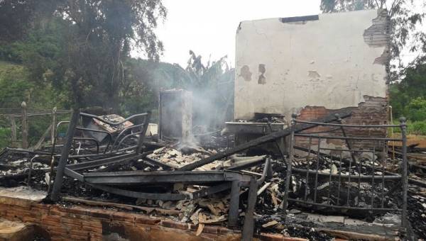 Menino de 4 anos morre queimado em incêndio da própria casa em Marcelino Ramos