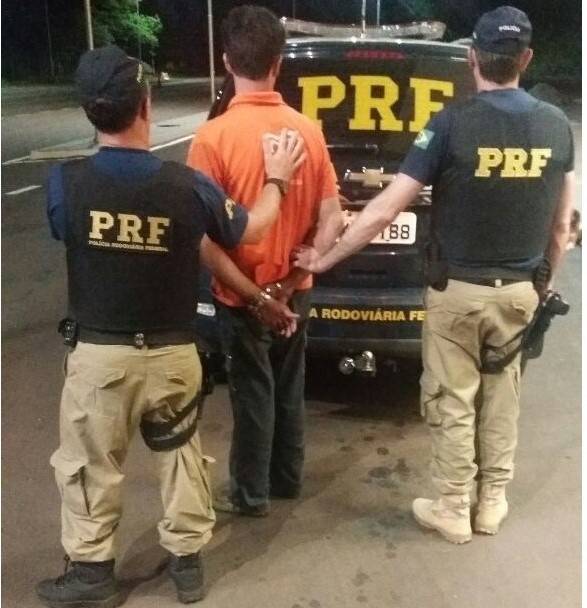 PRF cumpre mandado de prisão na BR 285 em Ijuí