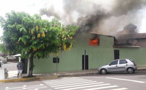 Incêndio no Centro de Santa Rosa destrói residência