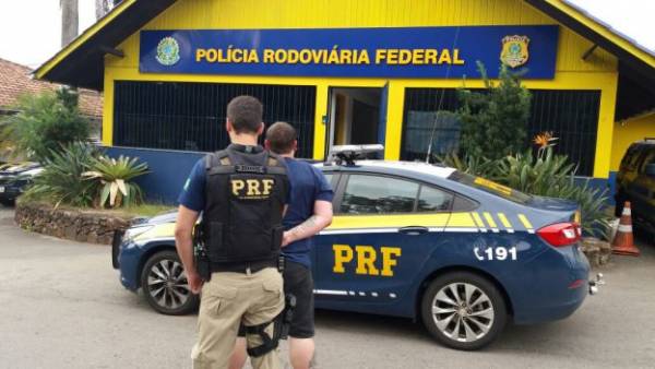 PRF prende homem com mandado de prisão e apreende 100 mil reais em mercadorias