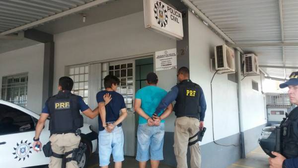 PRF prende irmãos denunciados por homicídio qualificado na BR 386