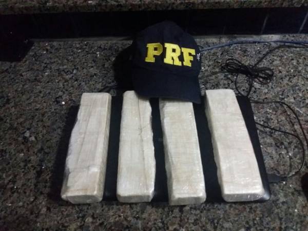 PRF apreende 2 kg de cocaína com adolescente na BR 386 em sarandi