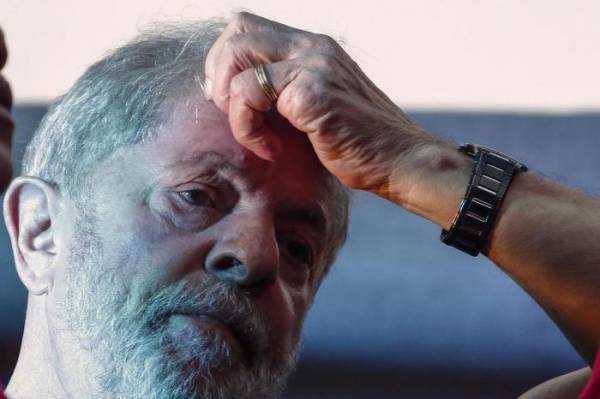 Juiz manda apreender passaporte e proíbe Lula de deixar o país
