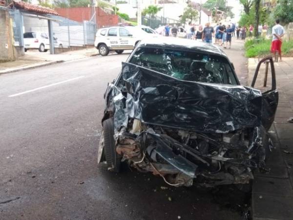Confira o vídeo do acidente que resultou na morte de uma mulher no bairro Petrópolis