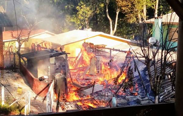 Fogo destrói residência as margens do Rio Buricá em Vila Cascata, Horizontina