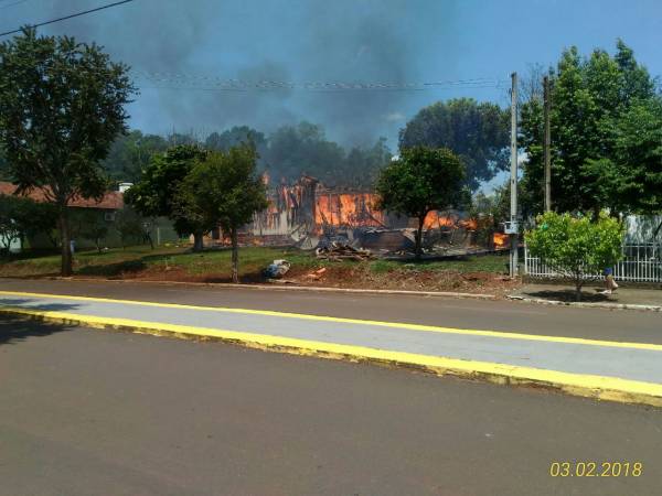 Bombeiros combatem incêndio em duas casas em Boa Vista do Buricá