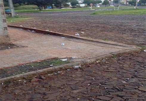 Moradores do bairro Ipiranga reclamam de sujeira deixada após eventos, em Independência