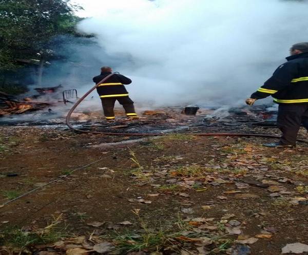 Casa incendeia e corpo é encontrado carbonizado no interior de Doutor Mauricio Cardoso