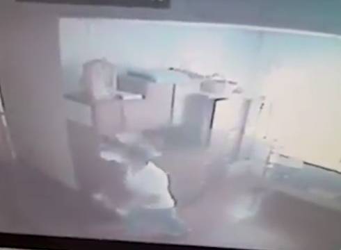 VÍDEO - Homem é preso em flagrante furtando dinheiro de caixinha de igreja