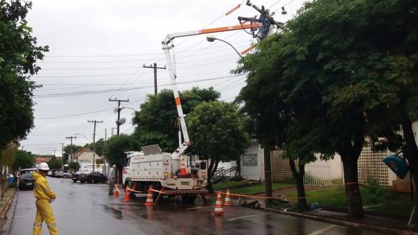 Poste pega fogo na Padre Cacique e deixa moradores sem energia