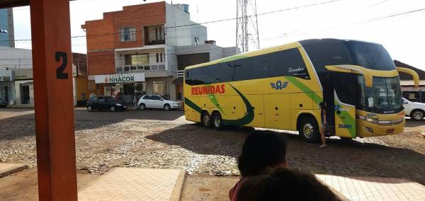 Ônibus bate de ré em carro ao sair da rodoviária