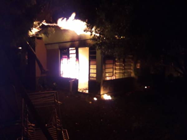 Casa é completamente destruída por incêndio no interior de Campina das Missões