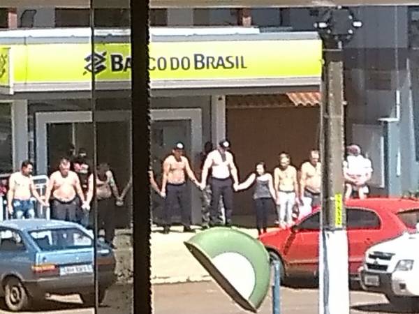 Bandidos fazem cordão humano durante assalto a banco em Três Palmeiras