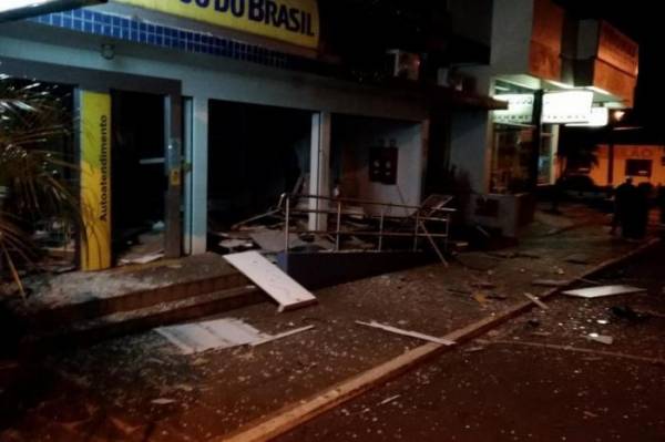 Assaltantes rendem moradores e explodem agência bancária em Santa Clara do Sul