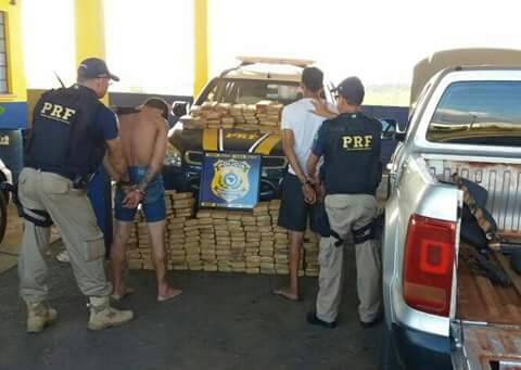 PRF prende dupla transportando mais de 200 tijolos de maconha em veículo clonado