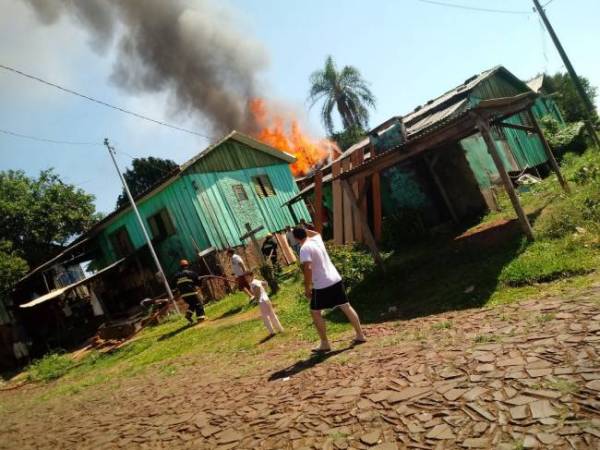 Casa é consumida por incêndio no Bairro Operário em Três Passos