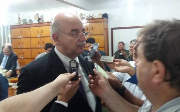 Em visita a Três de Maio, Osmar Terra entrega leite em pó e Van para a Apae