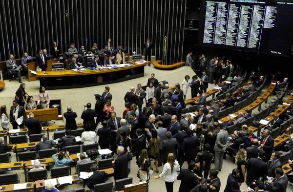 Câmara dos Deputados aprova transmissão da Voz do Brasil entre 19h e 22h