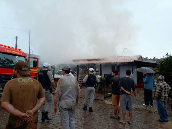 Pai e filho morrem em incêndio no bairro Alto da Boa Vista em Santiago