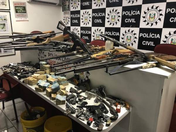 Polícia Civil apreende arsenal com mais de cem armas em Alvorada